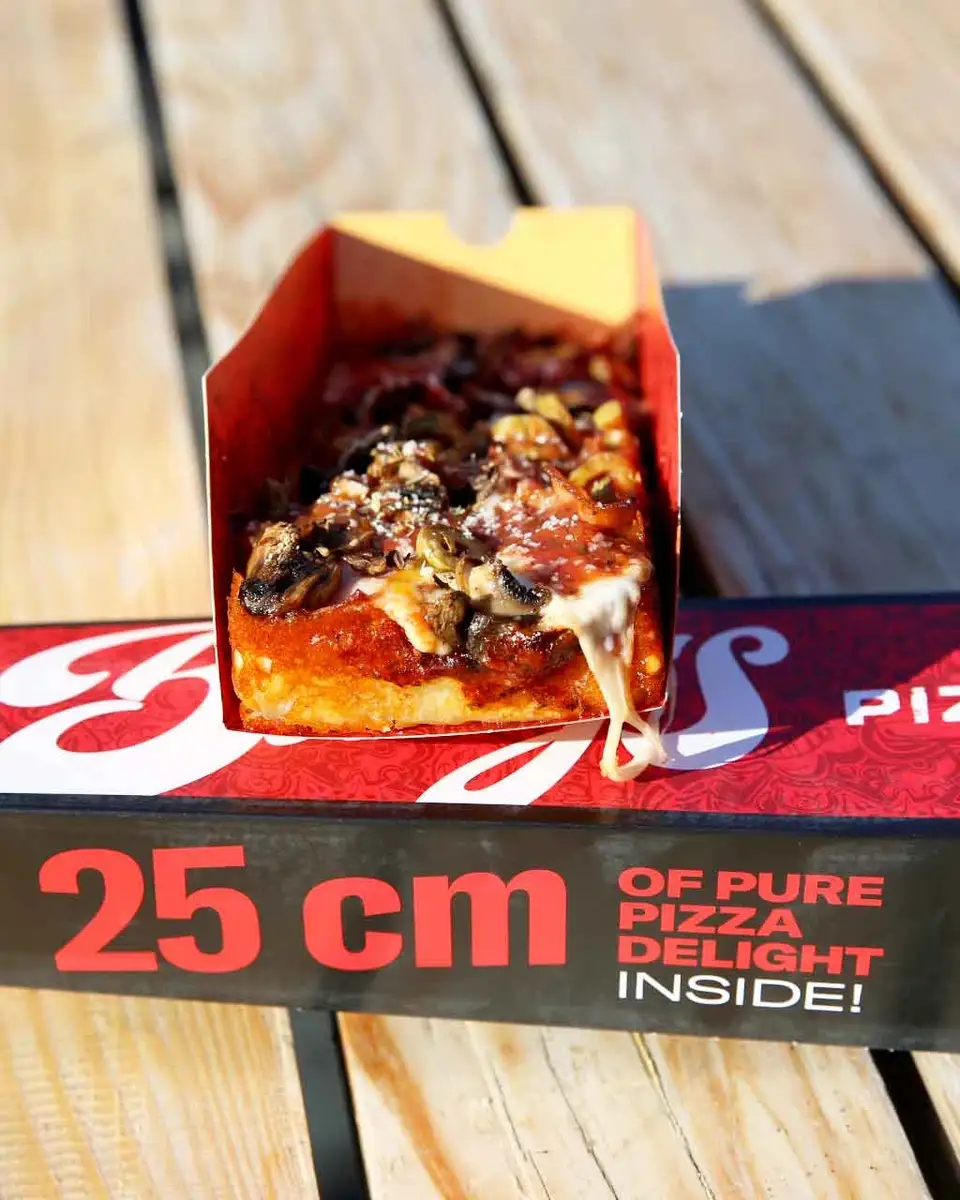 Presek Detroit pice Bacon Capricciosa sa debelim testom i razvučenim sirom, Billy's Pizza Zemun
