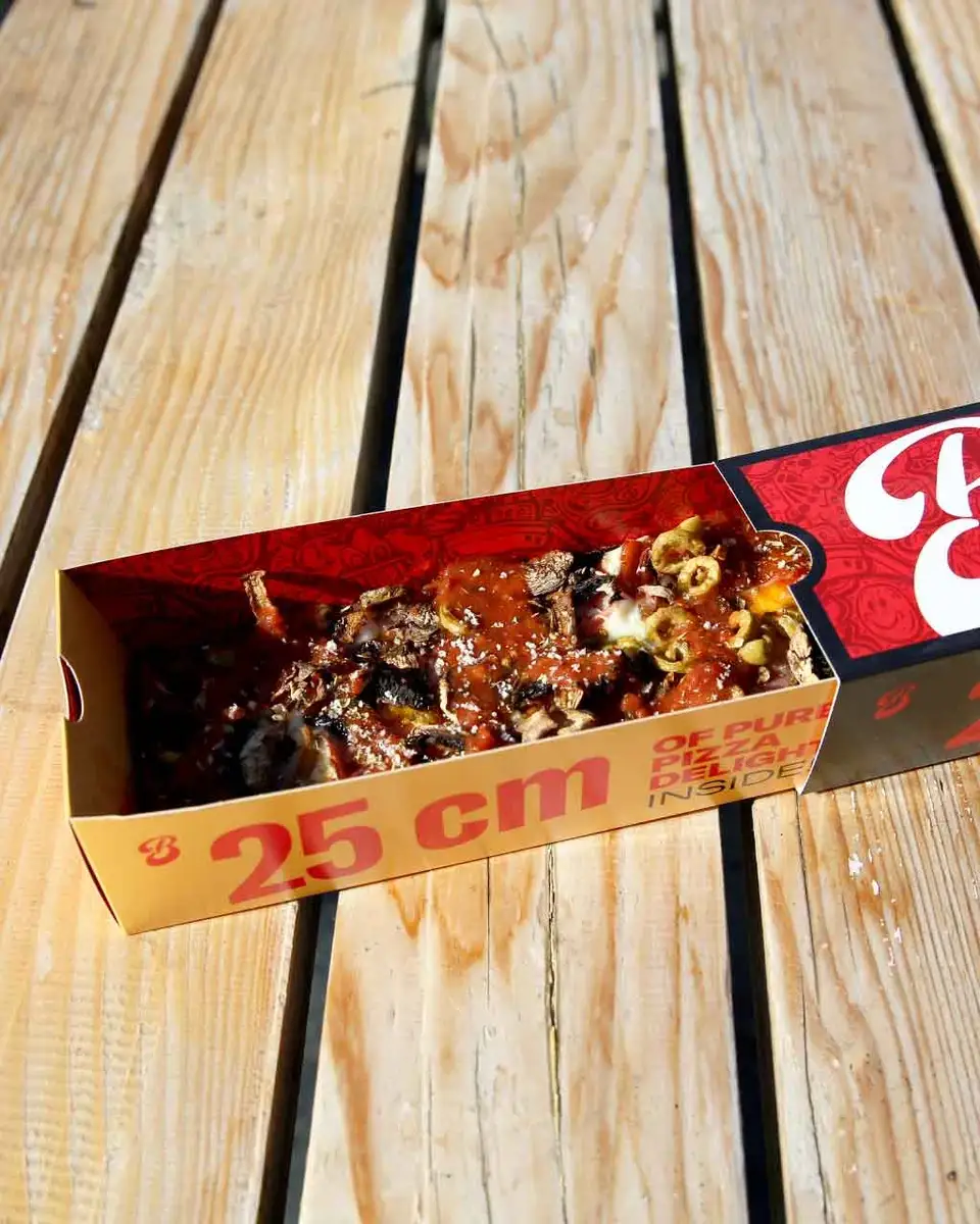 Bacon Capricciosa odozgo, Detroit pica od 25 cm u kutiji Billy's Pizza na drvenoj klupi