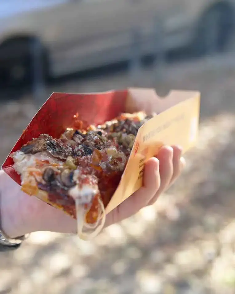 Parče Bacon Capricciosa pice u ruci, Billy's Pizza na Masarikovom trgu u Zemunu