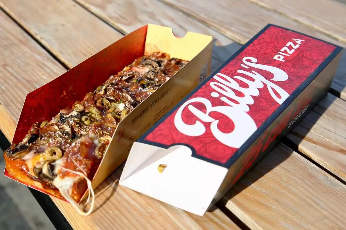Bacon Capricciosa iz Billy's Pizza u Zemunu, kvadratna Detroit pica u otvorenoj kutiji na drvenom stolu
