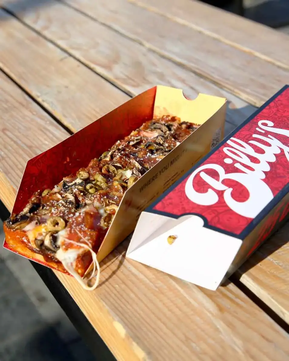 Bacon Capricciosa sa šunkom, slaninom, pečurkama i maslinama u kutiji Billy's Pizza, Zemun
