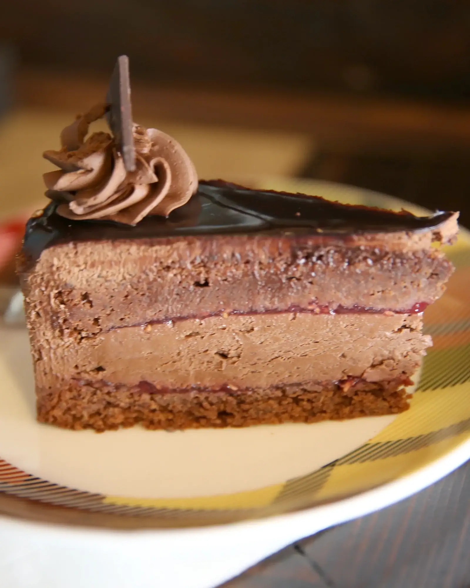 Presek Bečke torte sa slojevima čokolade i maline