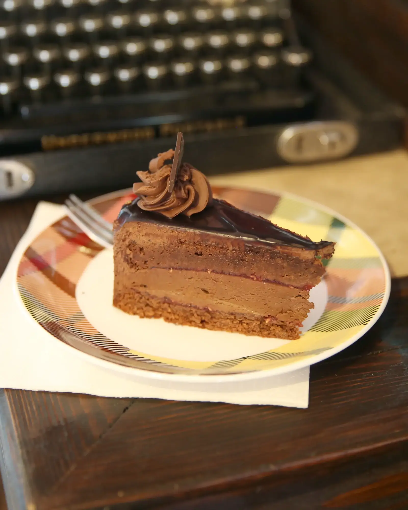 Bečka torta na tanjiru u enterijeru Koki Kafe