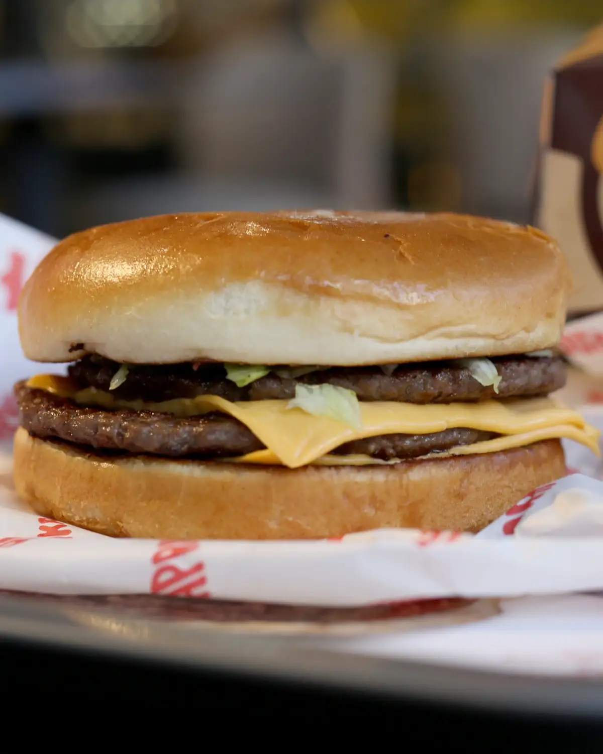 Biggy burger iz Paprike na Novom Beogradu, pogled odozgo na pecivo i čedar sir