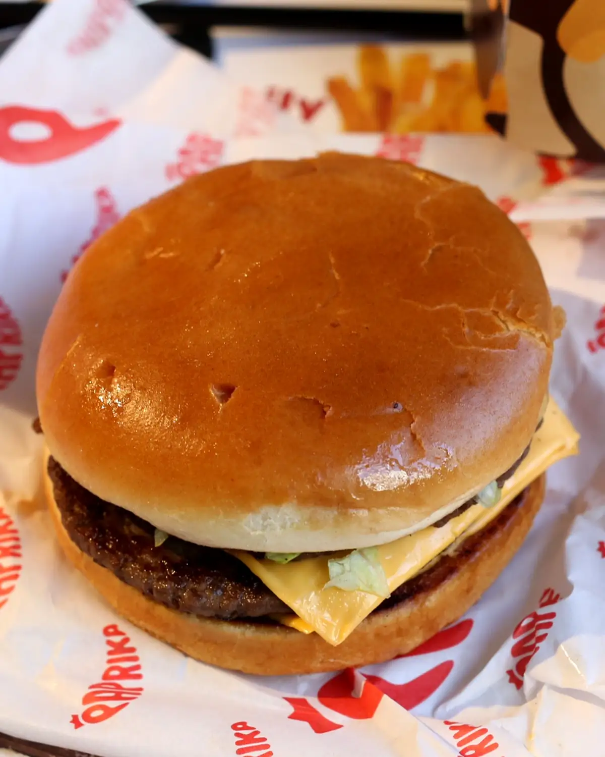 Biggy burger sa ajsberg salatom, lukom i biggy sosom, Paprika Novi Beograd