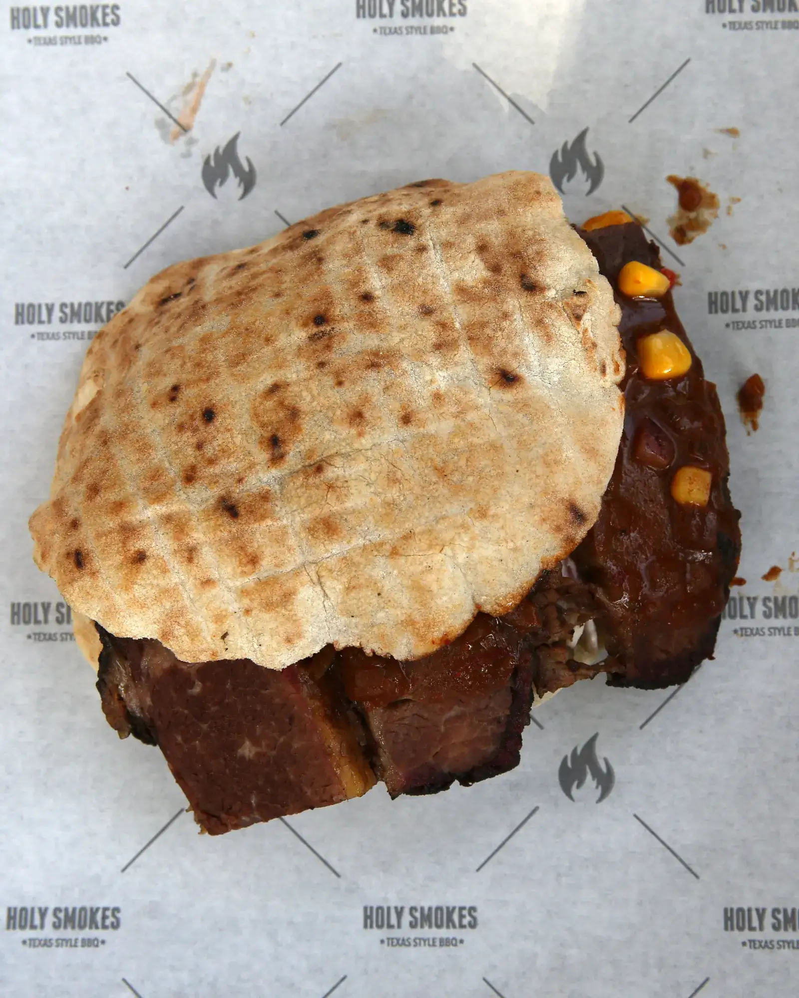Brisket sendvič u somunu sa BBQ sosom i kukuruzom, pogled odozgo, Holy Smokes Beograd
