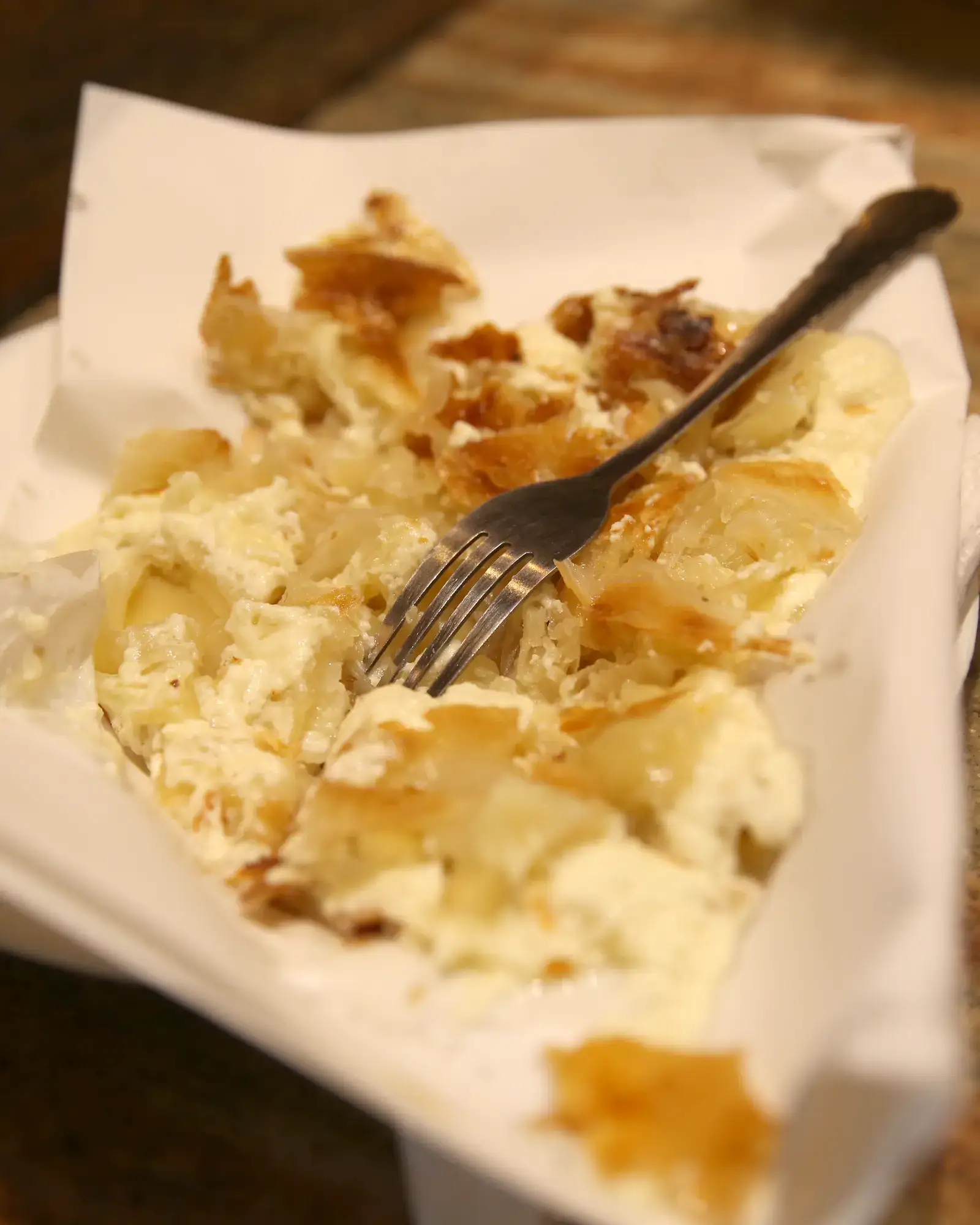 Sveže pečen burek sa sirom, krupni kadar sa viljuškom, Pekara Trpković