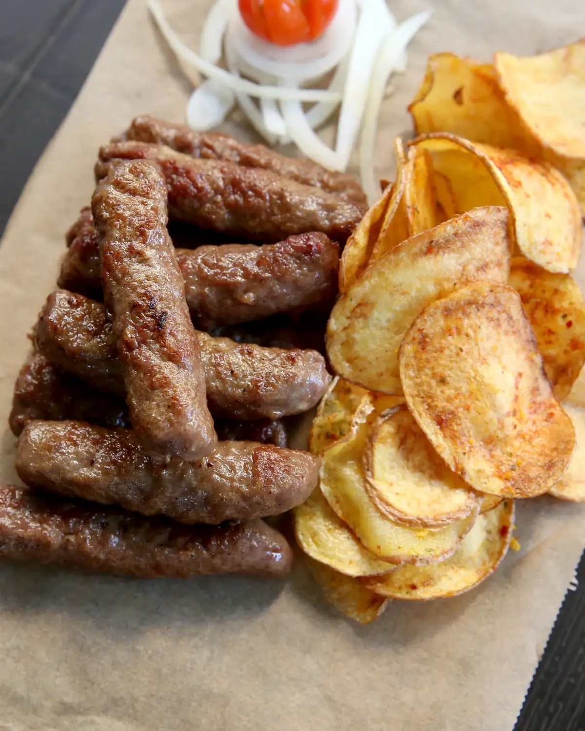 Porcija ćevapa i čips od krompira na papiru, Stara pivnica, Bežanijska ulica u Zemunu