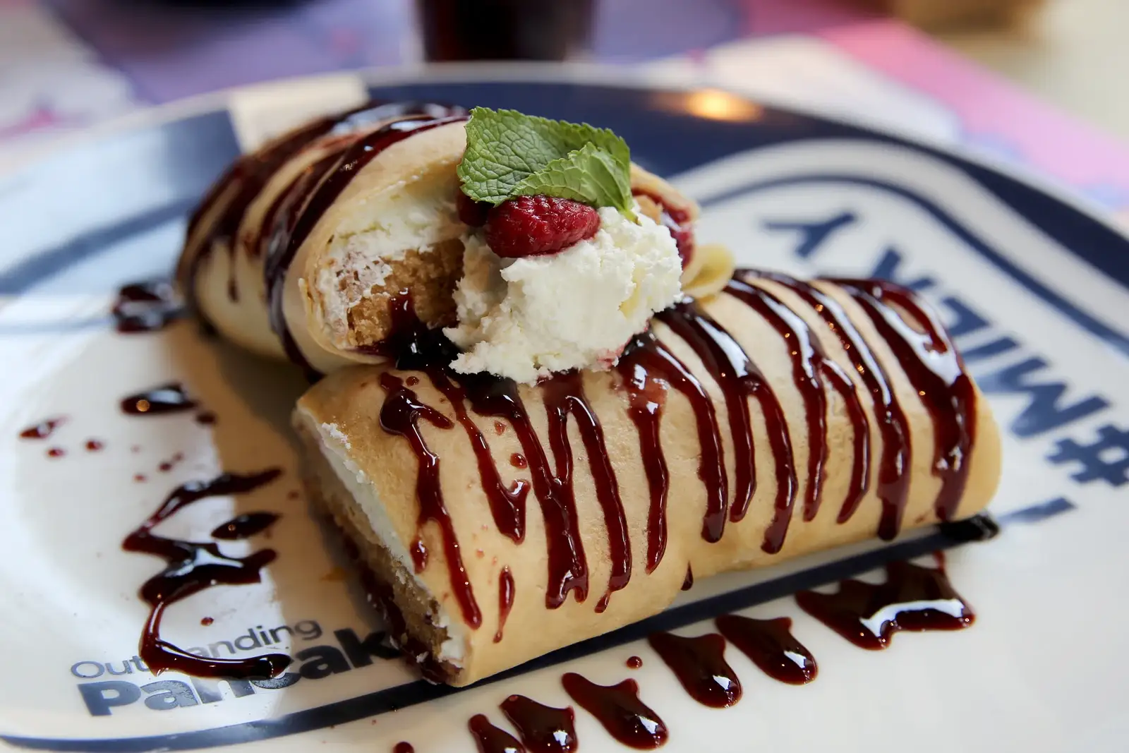 Čizkejk Klasik Origin palačinka sa cheesecake musom i malinama, restoran Milky Novi Beograd