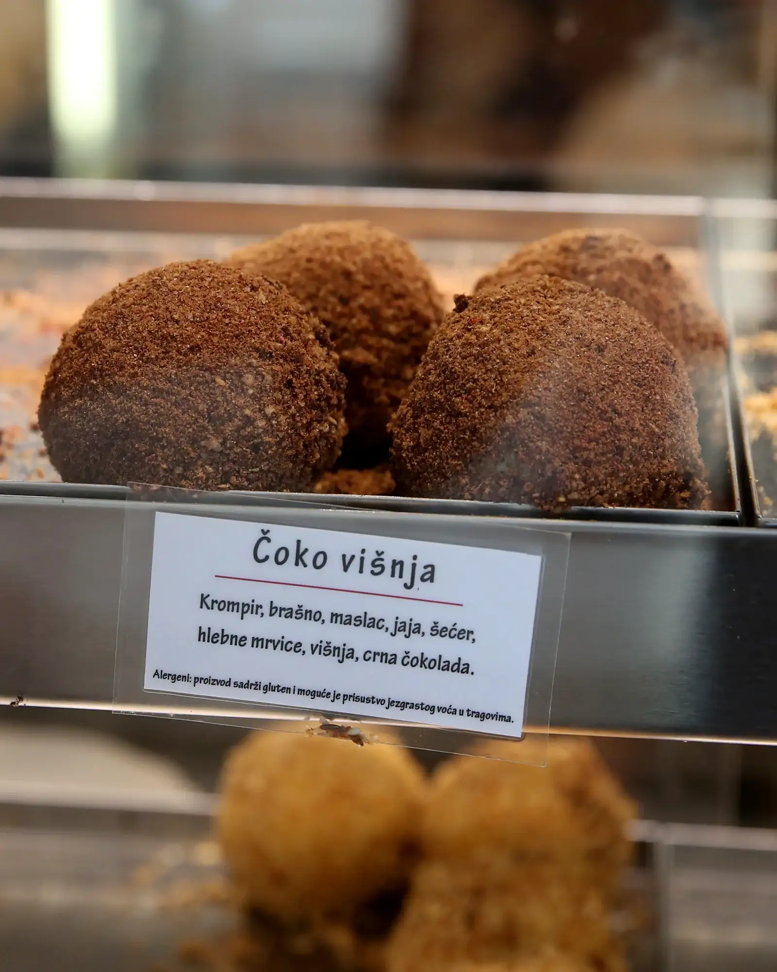 Čoko višnja knedla iz ptičje perspektive na tanjiru sa priborom