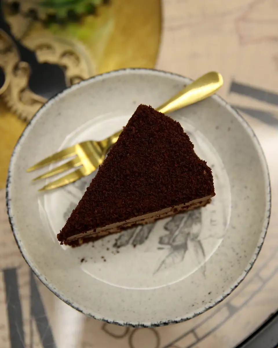 Parče čokoladne torte odozgo sa zlatnom viljuškom na tanjiru, Poslastičarnica Alisa