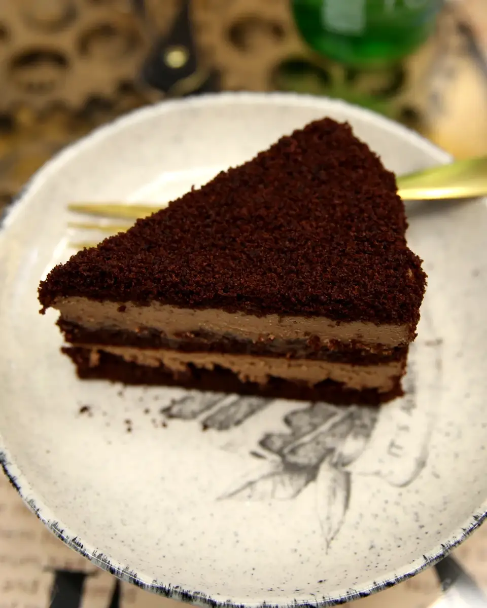 Parče čokoladne torte odozgo, Alisa Beograd