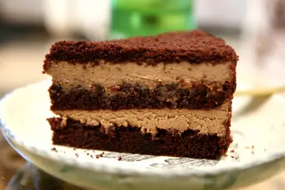 Presek čokoladne torte sa naizmeničnim slojevima biskvita i kremastog fila, Poslastičarnica Alisa