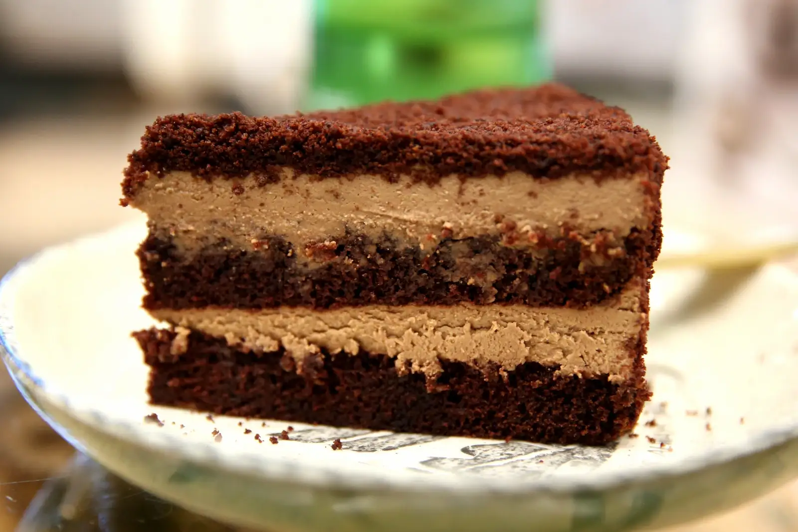 Presek čokoladne torte sa naizmeničnim slojevima biskvita i kremastog fila, Poslastičarnica Alisa