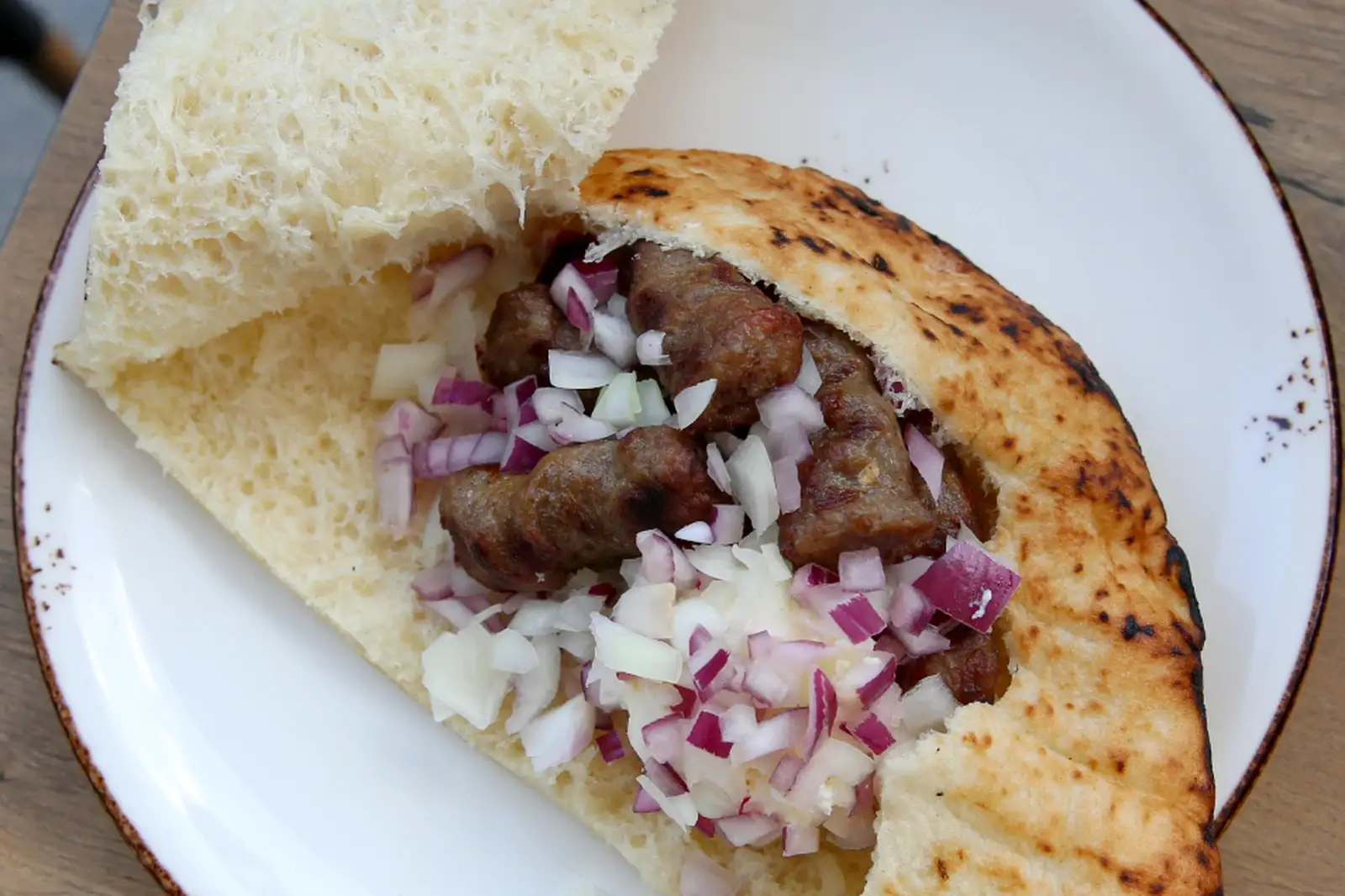 Juneći ćevapi u lepinji sa kajmakom i lukom, Walter Zemun