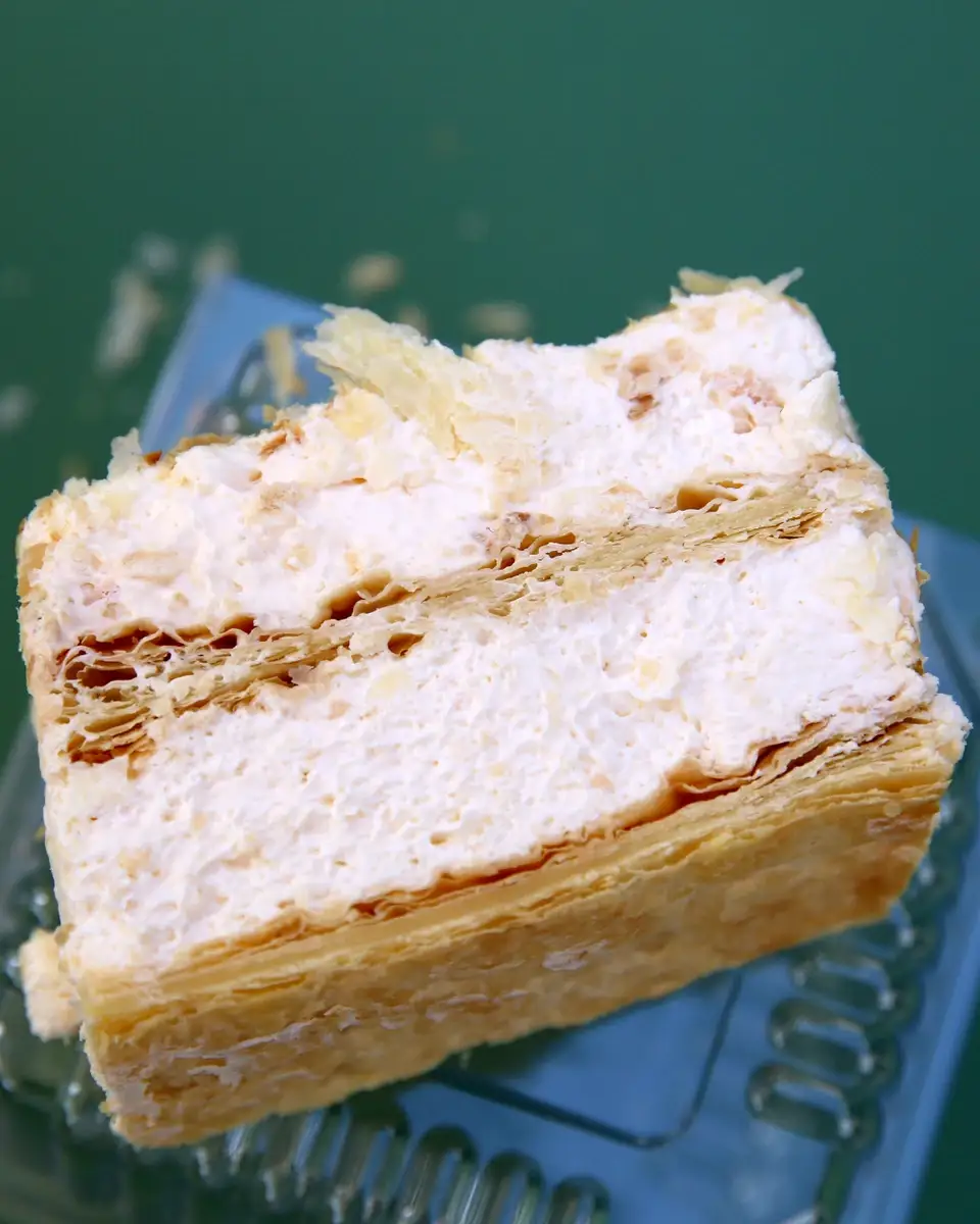 Presek Kotorske krempite koji prikazuje slojeve kora i vaniličnog krema