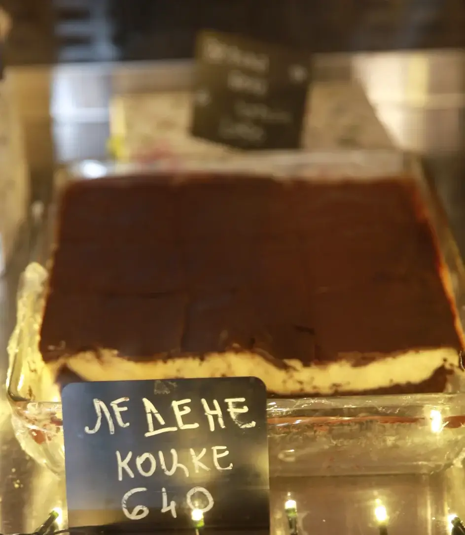 Ledene kocke u vitrini Poslastičarnice Šuma sa oznakom cene