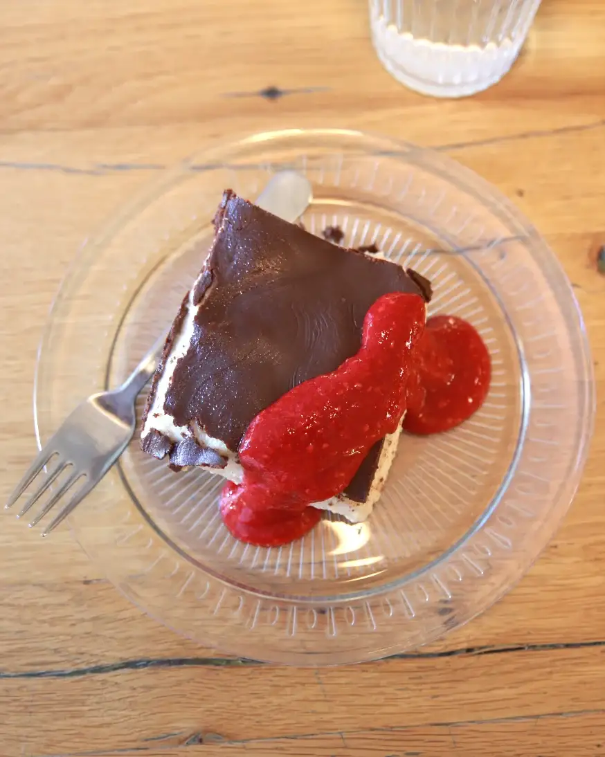 Pogled odozgo na ledene kocke sa malinom u Poslastičarnici Šuma
