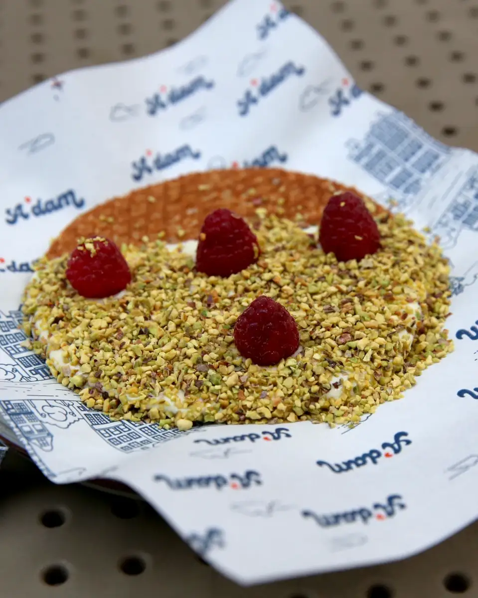 Stroopwafel sa malinom i pistaćima na A'dam papiru za pakovanje, Beograd