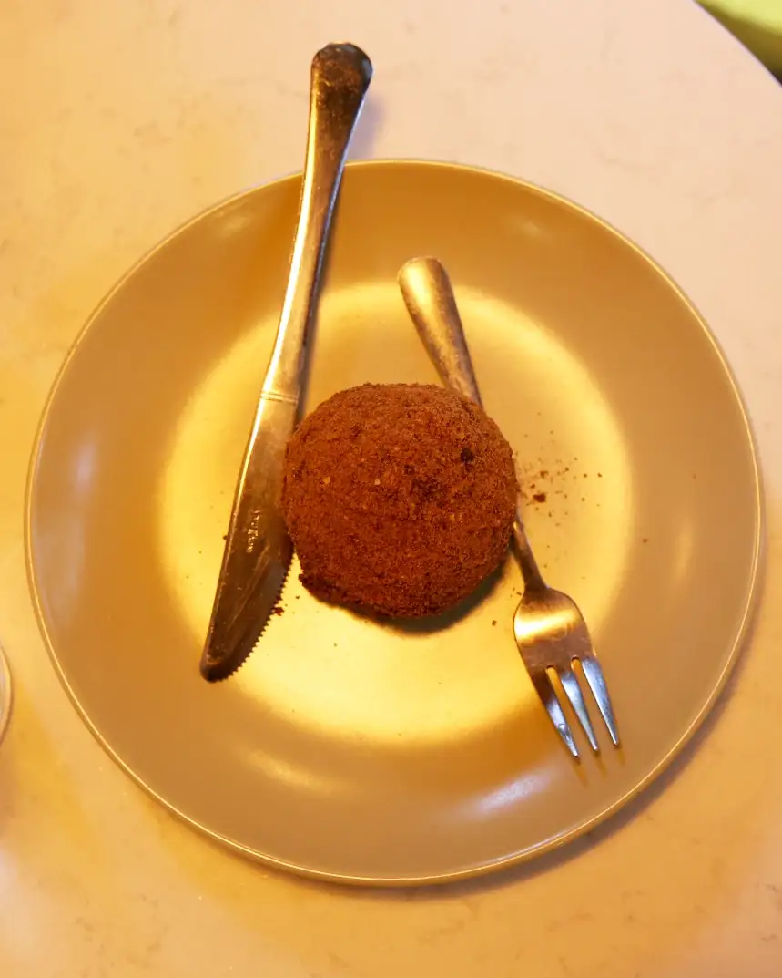 Cela nutela knedla na tanjiru iz lokala Knedly, pogled odozgo