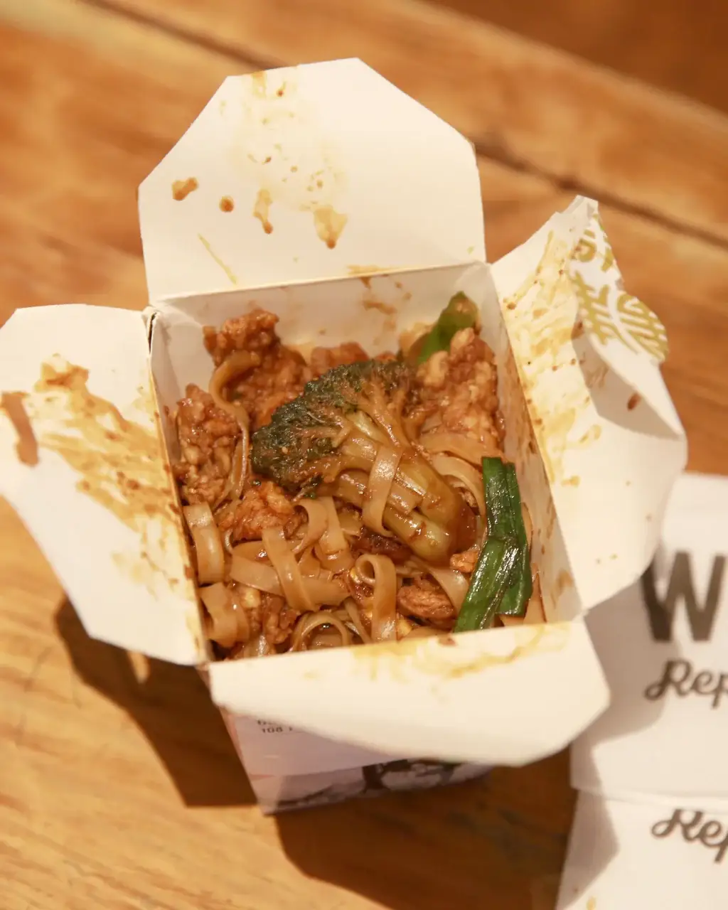 Pad See Ew rezanci sa hrskavom piletinom u tempuri, Wok Republic Beograd