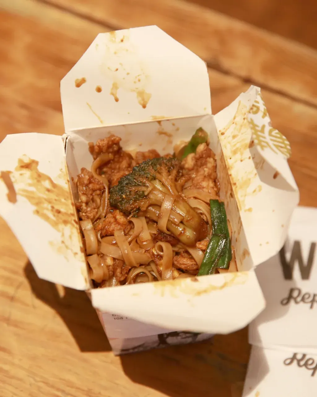 Pad See Ew rezanci sa hrskavom piletinom u tempuri, Wok Republic Beograd