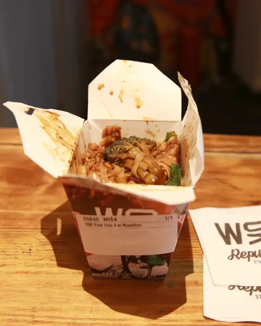Pad See Ew specijalitet servirano u Wok Republic restoranu