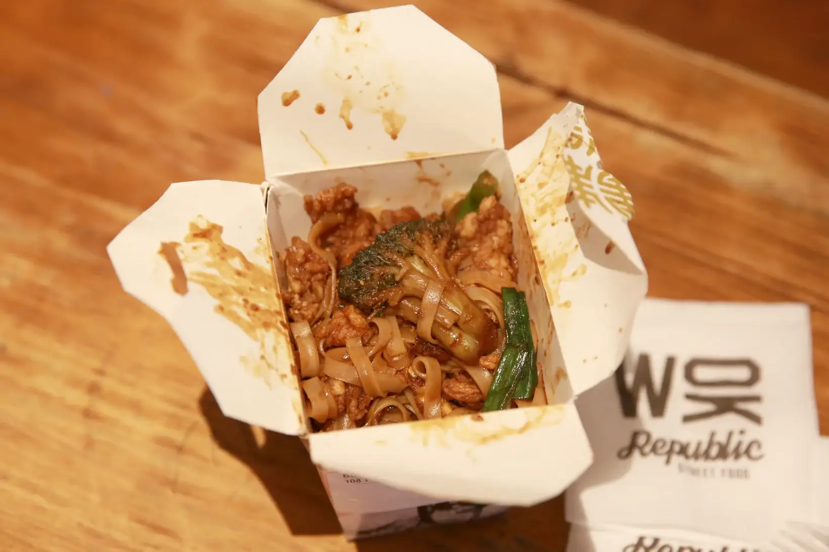 Pad See Ew pirinčane nudle sa piletinom u tempuri i brokolijem, Wok Republic