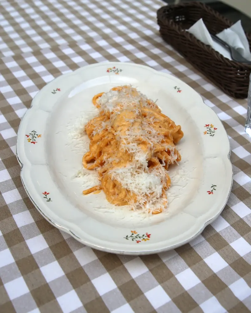 Ručno pravljena pasta karbonara odozgo, na karo stolnjaku u restoranu Sentimenti
