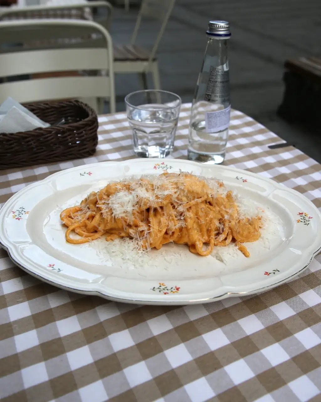 Pasta karbonara na bašti restorana Sentimenti u Cara Lazara ulici, Beograd