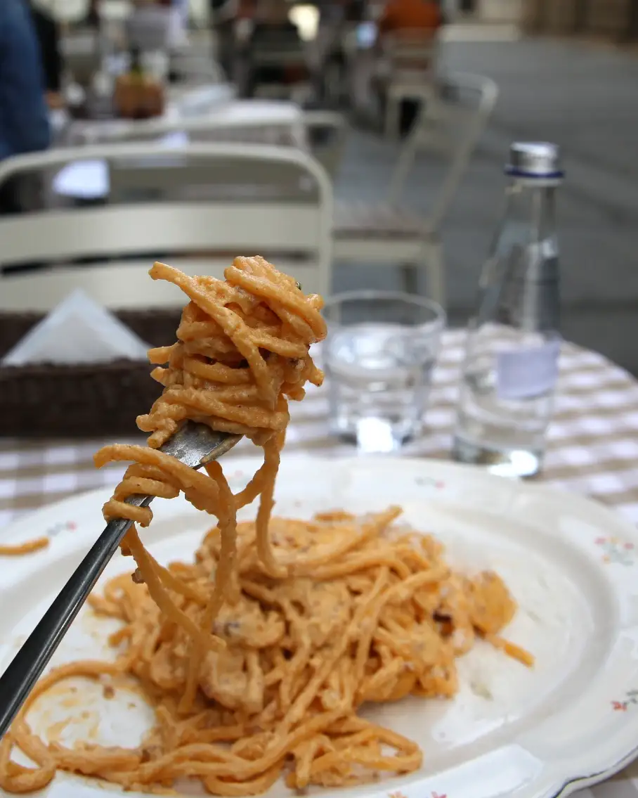 Ručno pravljena pasta karbonara namotana na viljušku, restoran Sentimenti, Beograd