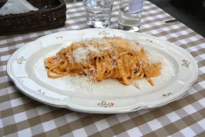 Pasta karbonara sa rendanim parmezanom na tanjiru sa cvetnim motivom, restoran Sentimenti, Beograd
