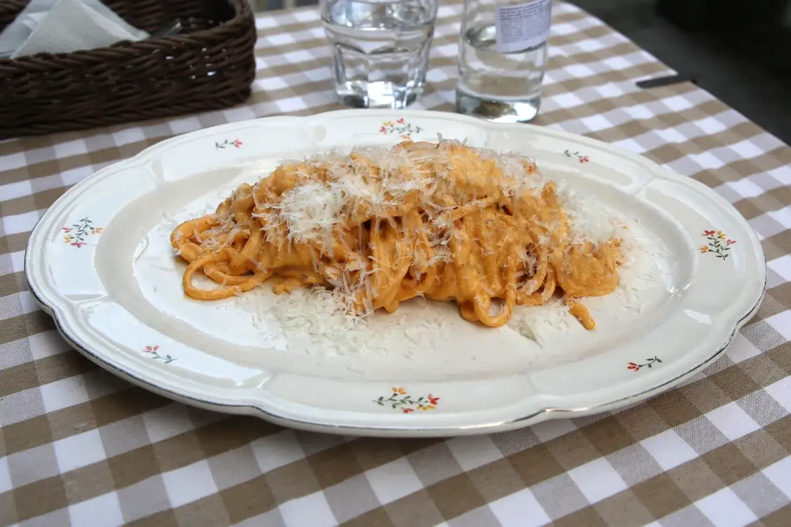 Pasta karbonara sa rendanim parmezanom na tanjiru sa cvetnim motivom, restoran Sentimenti, Beograd
