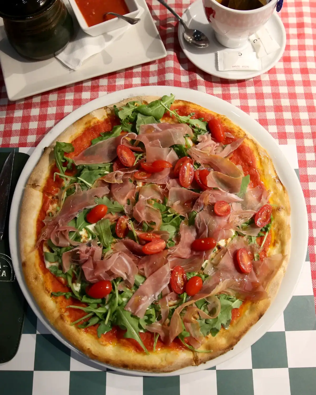 Gustosa pica iz peći na drva odozgo, Pizza Fabrika, Sinđelićeva 22, Beograd