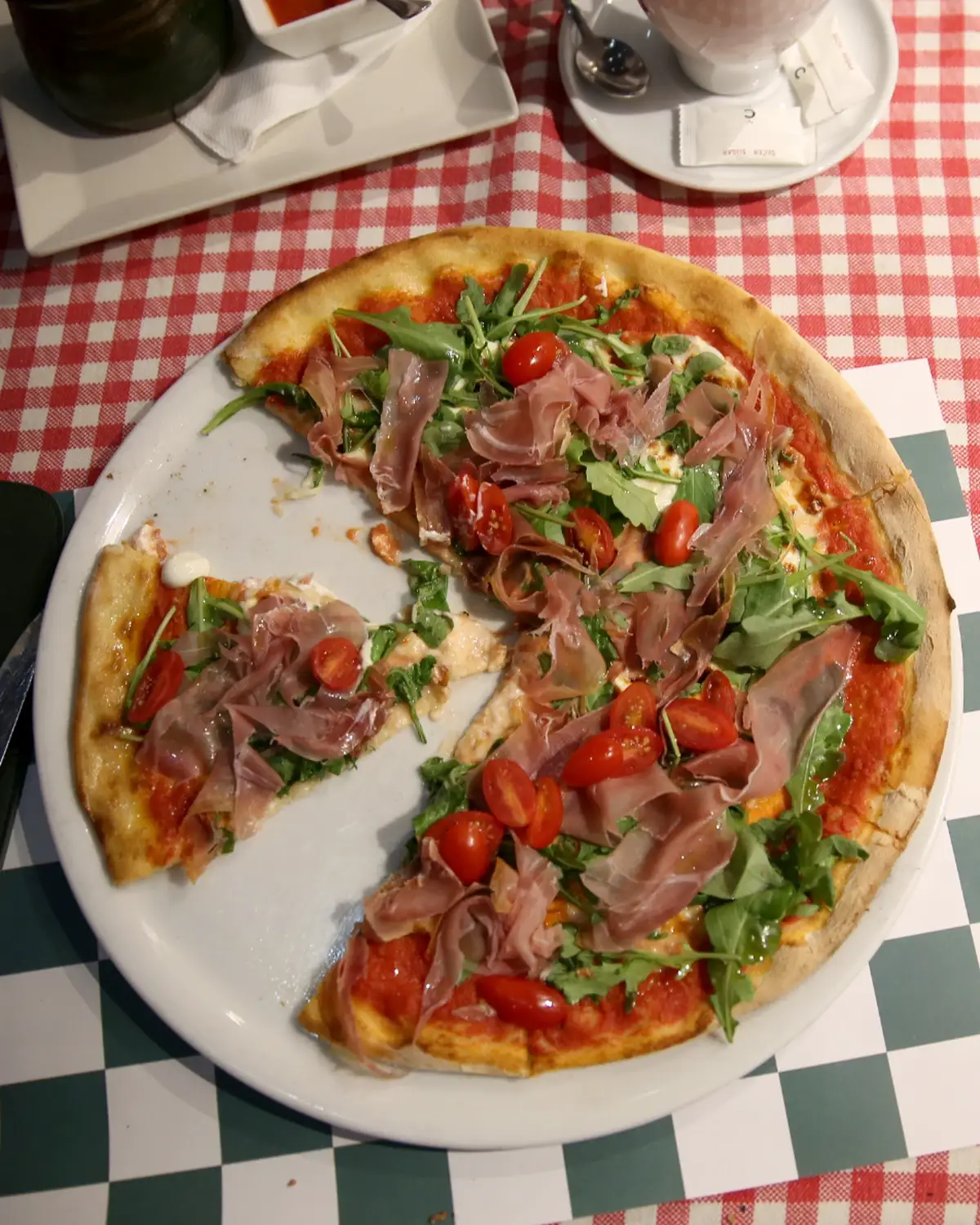 Načeta Gustosa pica na tanjiru u piceriji Pizza Fabrika u Beogradu