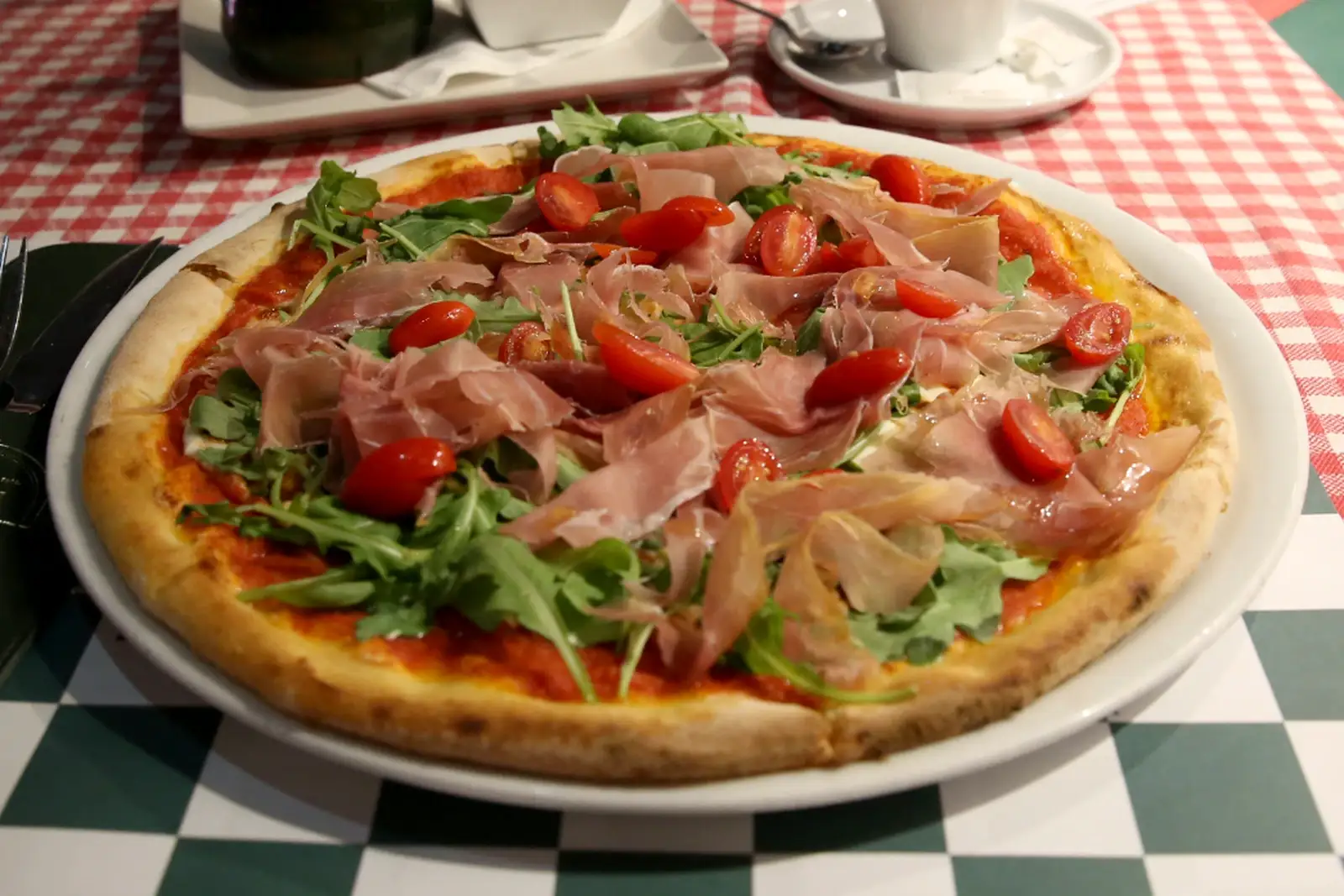 Gustosa pica sa parma pršutom, čeri paradajzom i rukolom u piceriji Pizza Fabrika na Vračaru