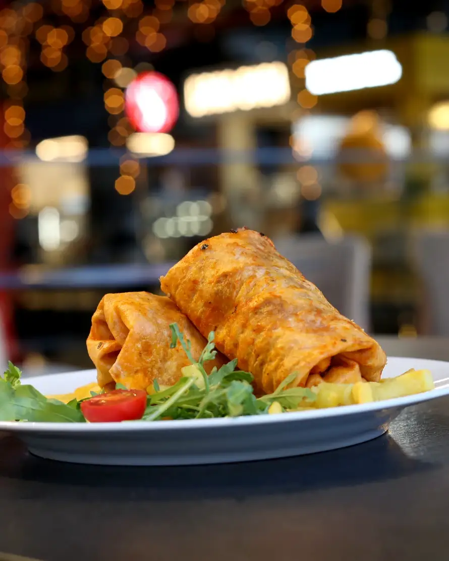 Zapečena pileća shwarma na tanjiru sa pomfritom i rukolom, Mama Sara, Hangar Food Market, Airport City