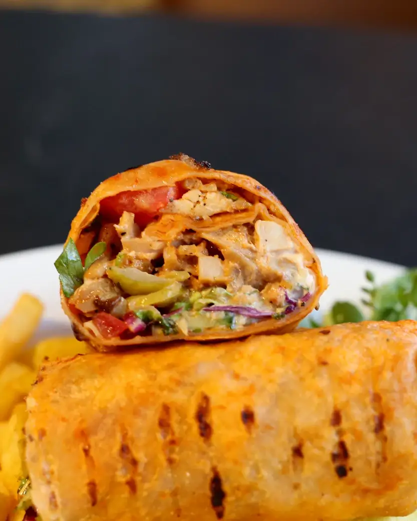 Presek pileće shwarme sa komadima piletine, paradajzom i kupusom u tortilji, Mama Sara, Beograd
