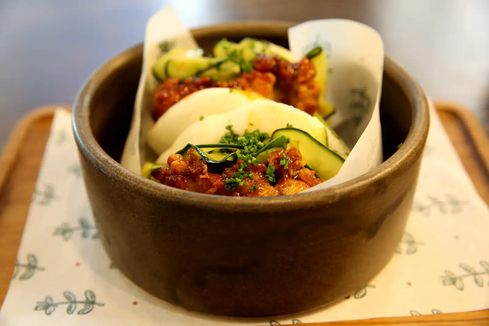Pileći gua bao sa krastavcem u tamnoj kamenoj posudi, Thyme Zemun