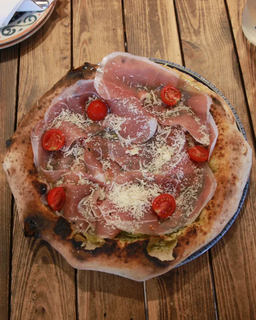 Pizza Bosiljak sa pesto Genovese, mocarelom, rukolom i pršutom, Bosiljak Pizza Napoletana Beograd