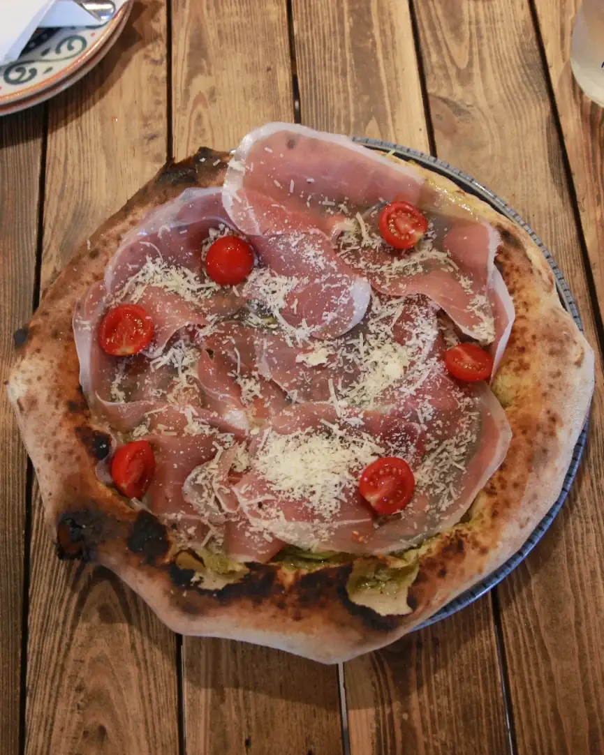 Pizza Bosiljak sa pesto Genovese, mocarelom, rukolom i pršutom, Bosiljak Pizza Napoletana Beograd