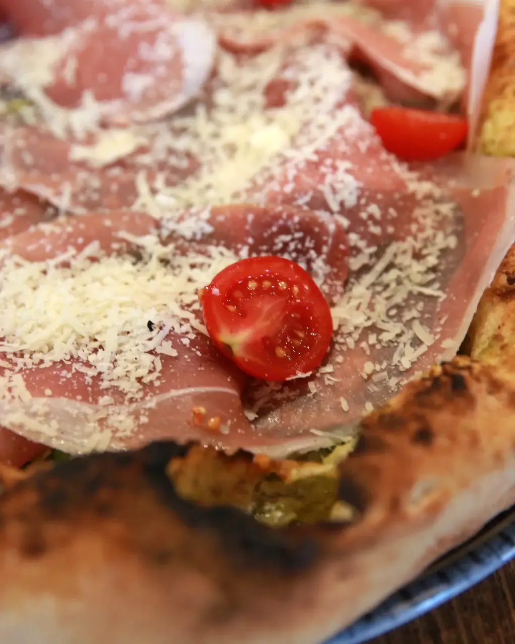 Detalj pizze Bosiljak sa rukolom i pršutom, Bosiljak Pizza Napoletana Beograd