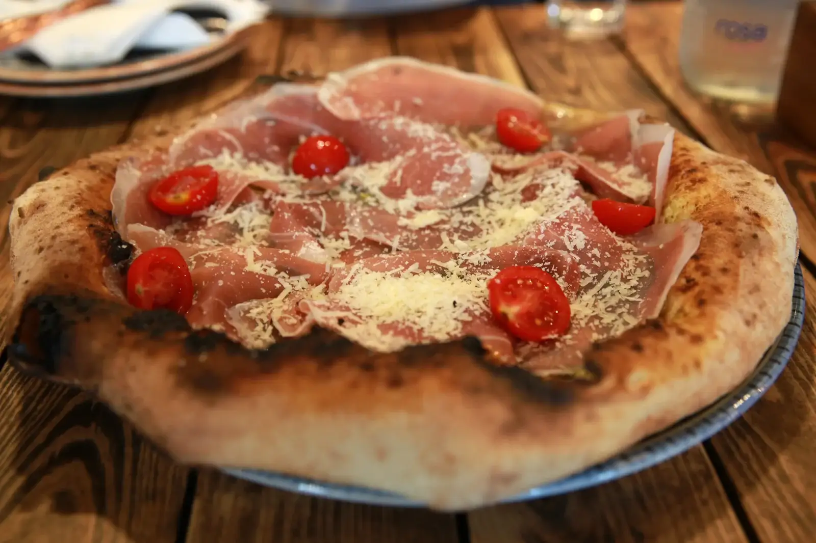 Napolitanska pizza Bosiljak pečena u peći na drva, restoran Bosiljak Pizza Napoletana Beograd