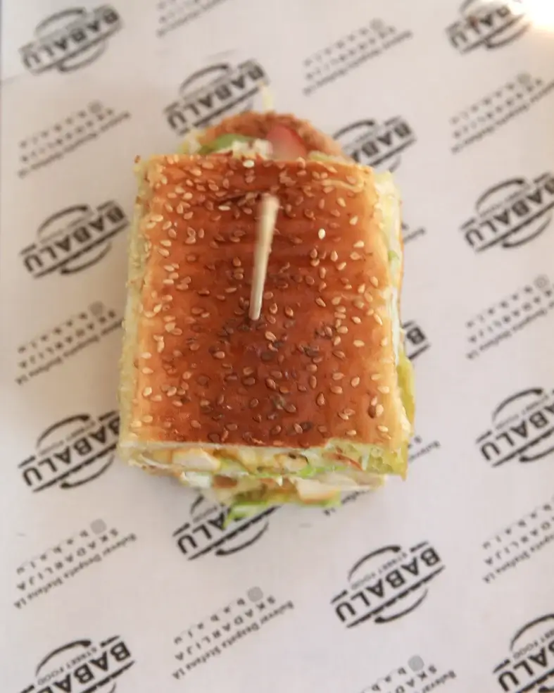 Sendvič Rapsodija tostiran i presečen, Babalu Beograd