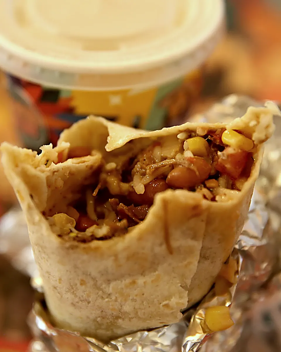 Presek Steak Burrita sa vidljivim slojevima mesa, pasulja, pirinča i kukuruza, Burrito Madre