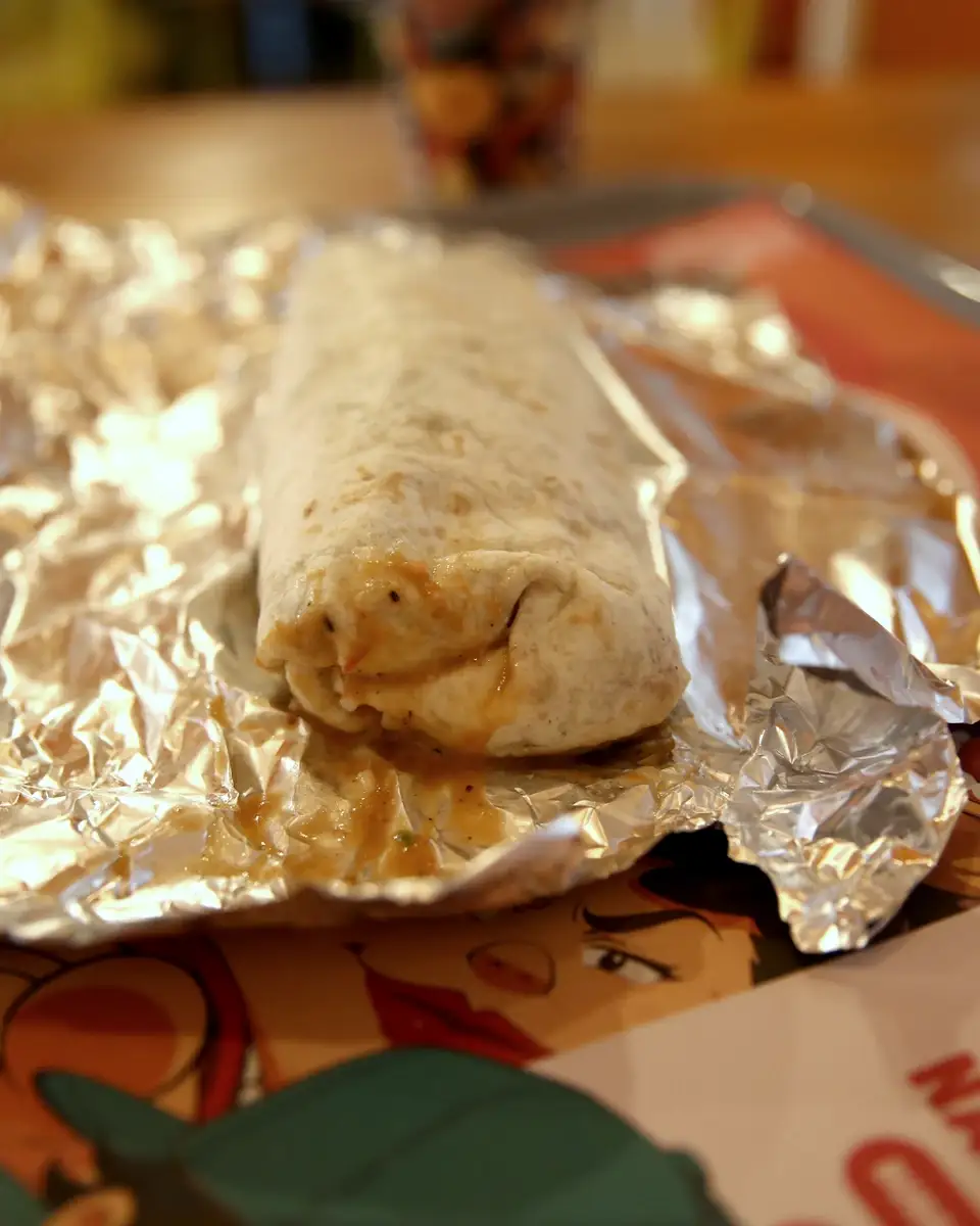 Steak Burrito iz blizine sa mariniranim ramstekom i pinto pasuljem u tortilji