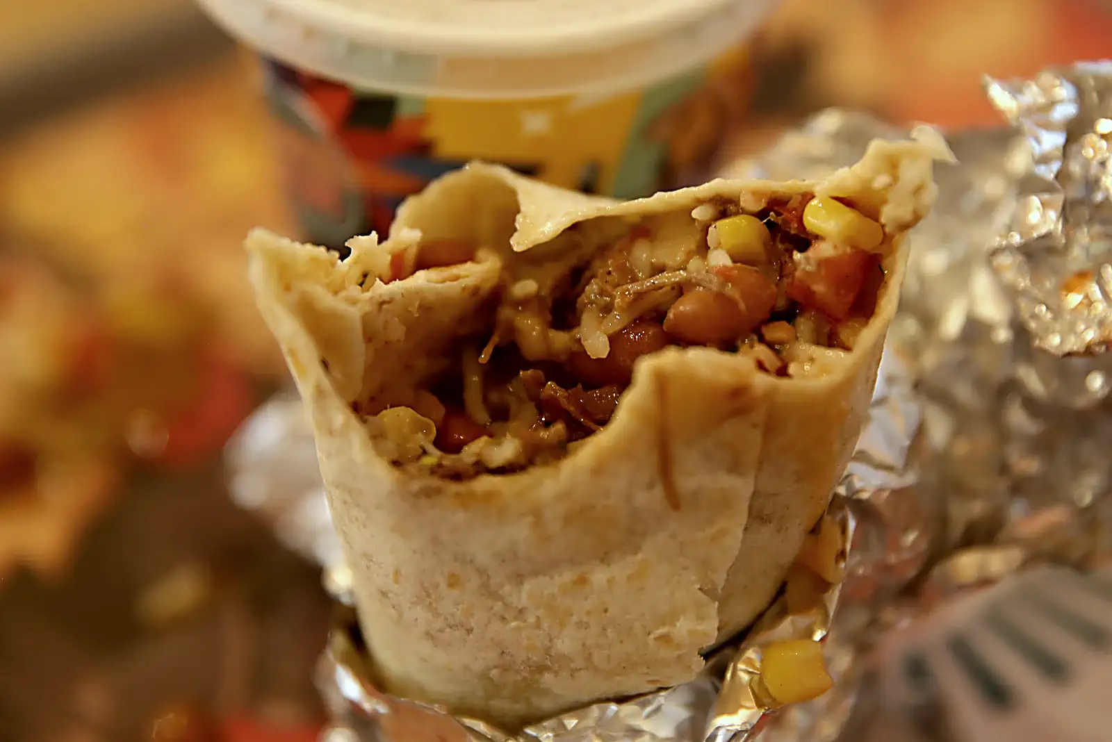 Steak burrito isečen napola, punjen mariniranim ramstekom, pinto pasuljem i pirinčem, Burrito Madre Terazije