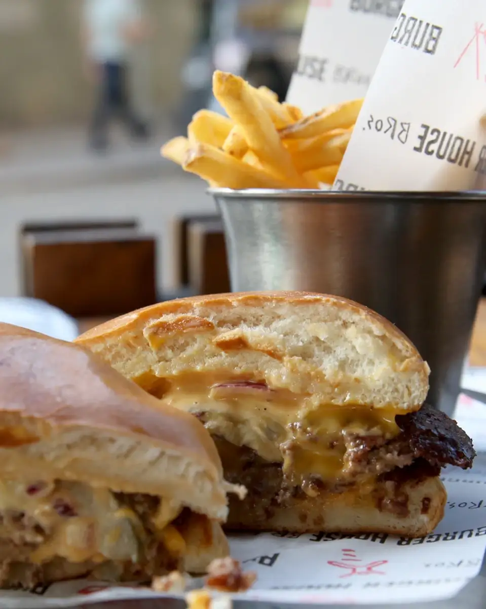 Presek Super Smash Triple burgera sa slojevima mesa i sira, Burger House Bros Beograd