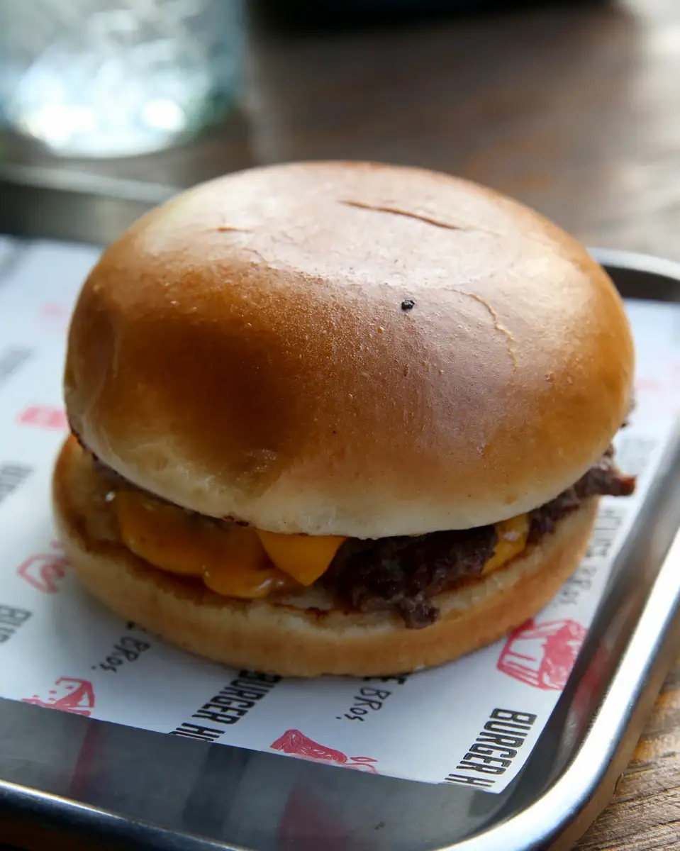 Super Smash Triple burger na tacni sa Burger House Bros papirom