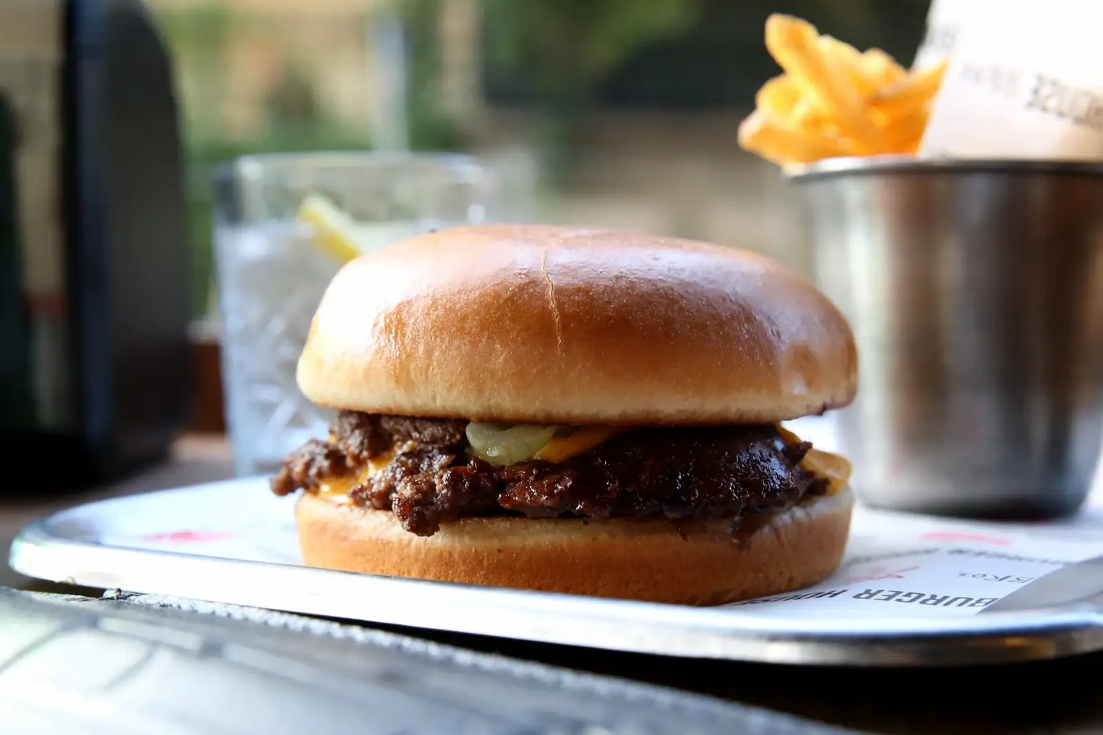 Super Smash Triple burger sa čedarom i kiselim krastavcem, Burger House Bros Beograd
